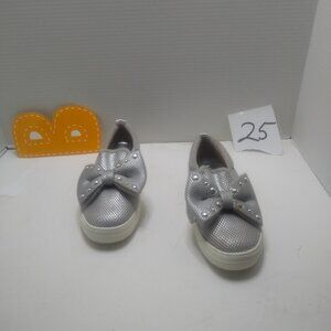 Kid pik Size 6 Silver Shoes with Bow Preowned